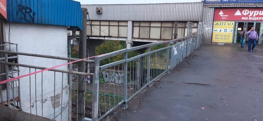 На мосту залізничного вокзалу в Києві обвалились перила. ФОТО