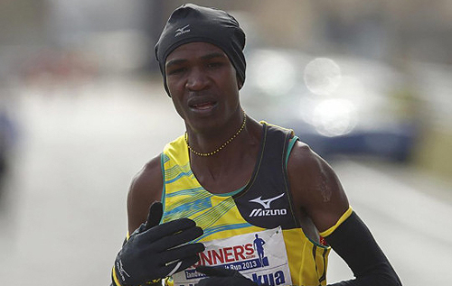 В Кении на марафонца-чемпиона на тренировке напал бегемот: спортсмен притворился мертвым и выжил