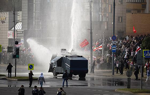 Протестующие в Минске сломали водомет, на ходу вытаскивая из него детали. ВИДЕО