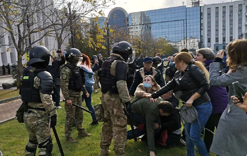 В России ОМОН жестоко разогнал мирный митинг: не щадили ни женщин, ни стариков. ВИДЕО