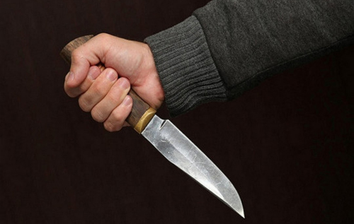 В Херсоне хулиганы с ножом и дубинкой ранили ребенка и его отца за сделанное замечание