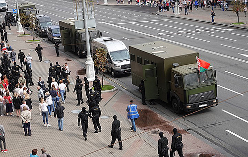 В центр Минска стянули спецтехнику и броневики. Горожане скупают продукты первой необходимости