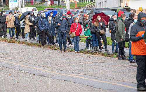 В городах Словакии – массовые очереди из-за общенационального тестирования на COVID-19