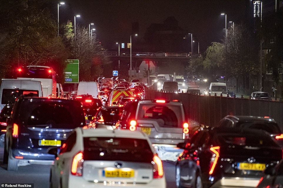 В Лондоне зафиксировали одновременно 2624 пробки: автомобилисты пытались покинуть город перед локдауном 