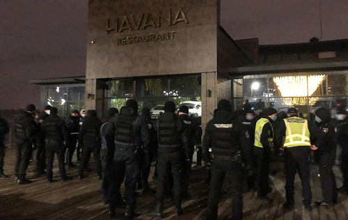 Выломали двери и уложили всех лицом на пол: в Киеве полиция пошла на штурм ресторана "Гавана" из-за его работы в карантин. ФОТО. ВИДЕО