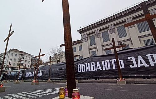 Активісти встановили біля посольства РФ хрести у пам'ять про жертв Голодомору. ФОТО. ВІДЕО