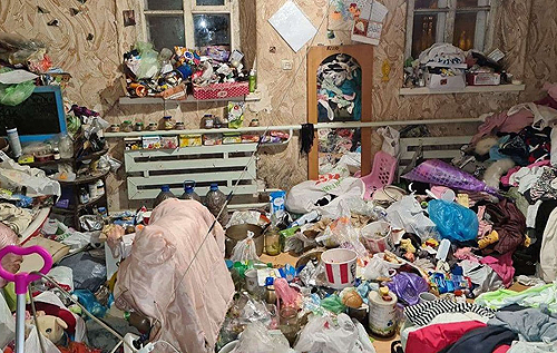 У Дніпрі п'ятеро дітей жили в будинку, заповненому сміттям. ВІДЕО