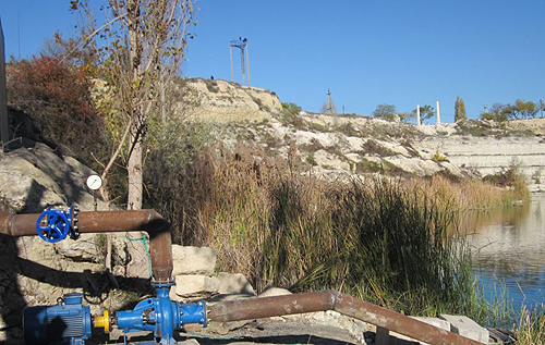 Чтобы обеспечить водой Севастополь, оккупационные власти проводят водовод к озеру в Инкермане. Местные жители протестуют