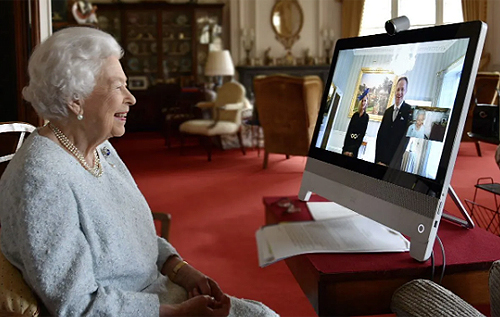Британская королева Елизавета II впервые провела виртуальные аудиенции. ФОТО