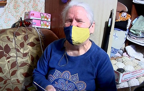 "Важливо, щоб на передовій відчували підтримку": 62-річна сліпа волонтерка вже шість років наосліп плете рукавички захисникам України