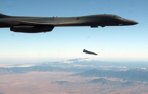 В США бомбардировщик B-1B запустил крылатую ракету с внешнего держателя. На очереди – тест гиперзвукового оружия. ФОТО