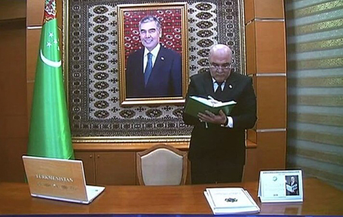 В Туркменистане разработали новый стандарт вывешивания портрета президента Бердымухамедова