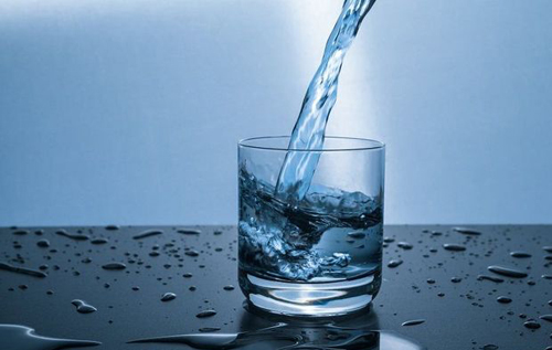 Как правильно пить воду по утрам, чтобы она не стала для организма "бомбой замедленного действия"
