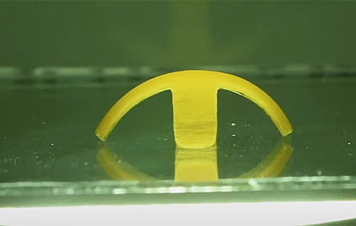 Ученые создали необычного робота: состоит из воды и активируется светом. ВИДЕО