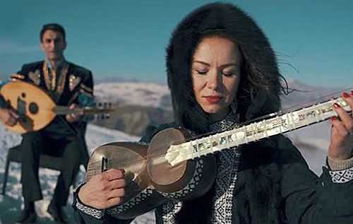 Украинский "Щедрик" исполнили среди гор на азербайджанских национальных инструментах. ВИДЕО