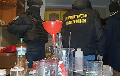 У двох приватних будинках під Києвом варили наркотики в промислових масштабах. ВІДЕО