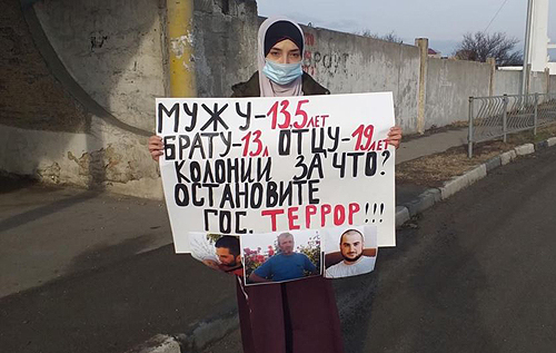 "Остановите террор!": в оккупированном Симферополе крымчанка вышла на пикет против приговоров ее родным
