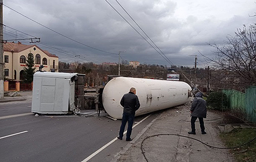 У Житомирі перекинулася цистерна з газом, жителів будинків евакуювали