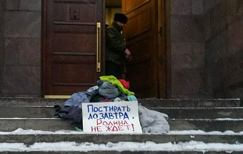 "Постирайте до завтра": в России к зданию ФСБ принесли трусы