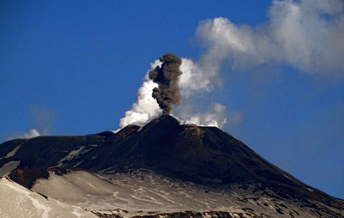 Извержение вулкана Этна сняли с высоты - черный дым и пепел затягивают все вокруг. ВИДЕО