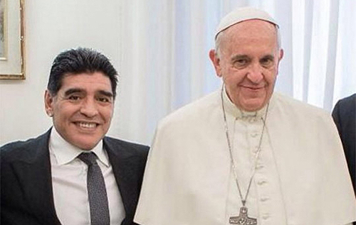 Папа Римский рассказал, каким запомнил Диего Марадону и что отправил его семье