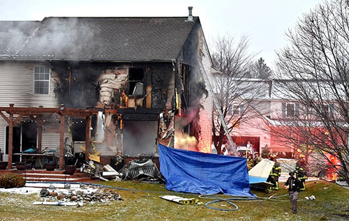В США самолет рухнул на жилой дом, погибла целая семья. ВИДЕО