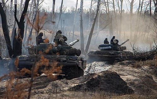 Бійці ЗСУ влаштували навчання на танках у зоні ООС. ФОТО