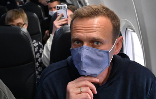 Навальный вернулся в Россию. Самолет с оппозиционером летел во Внуково, а приземлился в Шереметьево