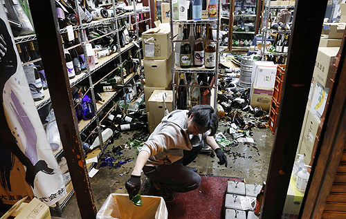 В Японии произошло мощное землетрясение: 50 пострадавших и почти миллион домов без света. ВИДЕО