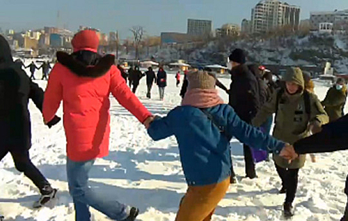 Хороводы на льду и массовые задержания: в РФ начались акции в поддержку Навального. ФОТО. ВИДЕО