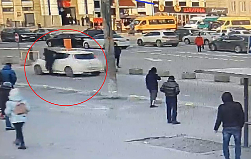 В Днепре нарушитель ПДД пытался скрыться вместе с полицейским, защемив его руку стеклом в автомобиле. ВИДЕО