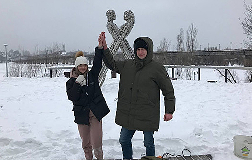 Проверка чувств: влюбленные украинцы приковали друг друга цепью и попытаются так прожить три месяца