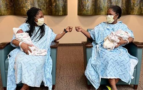 В США сестры-близнецы одновременно забеременели и родили с разницей в сутки