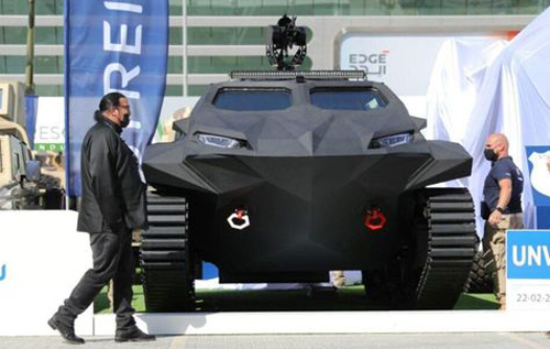 Стивен Сигал представил в ОАЭ канадско-украинскую бронированную амфибию-электромобиль