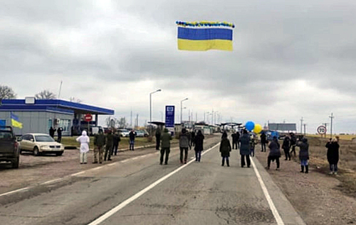 Активисты запустили с админграницы флаг Украины с посланиями для жителей захваченного Россией Крыма. ФОТО