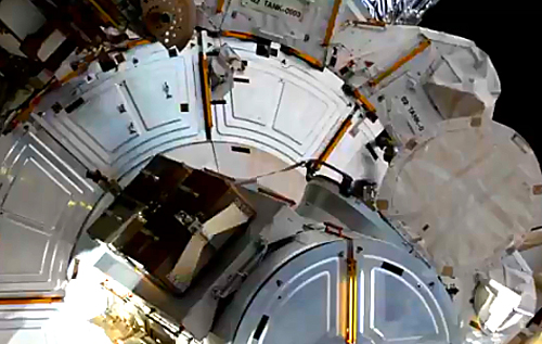 В NASA показали, как американские астронавты вышли в открытый космос с борта МКС