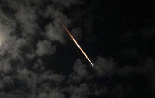 В ночном небе над Австралией пролетел яркий объект: это был... космический мусор. ВИДЕО