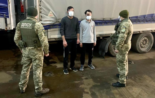 Двоє сирійців за $6 тис. намагалися незаконно потрапити в Україну, сховавшись серед вантажу на теплоході. Їх відправили назад до Туреччини, – Держприкордонслужба. ВІДЕО