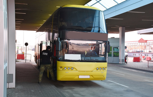Польські прикордонники не пропустили автобус з України через інфікованого коронавірусом пасажира