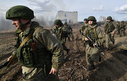 Россия проведет военные учения с Беларусью, которые назвала "миротворческими"
