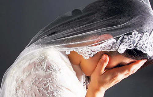 В Великобритании ежегодно сотни маленьких девочек насильно выдают замуж