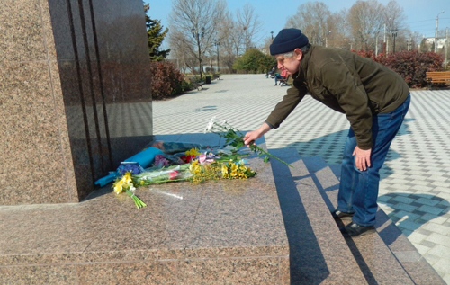 ФСБ задержала двух человек в оккупированном Крыму, которые возлагали цветы к памятнику Шевченко
