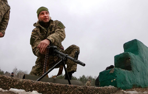 Мер Кличко кинув гранату і ліг під танк в чернігівських лісах. ФОТО