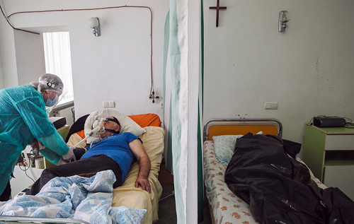 "Життя і смерть поруч, розділені фіранкою": в мережі показали моторошні фото з "ковідної" лікарні на Прикарпатті