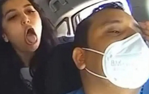 В США арестовали женщину, которая кашляла на таксиста