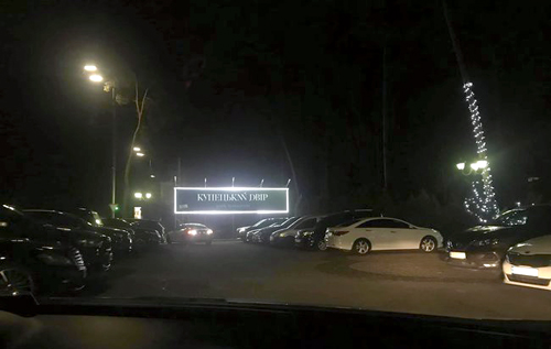 Локдаун – не для всіх: парковки ресторанів у Конча-Заспі заповнені автомобілями. ФОТО
