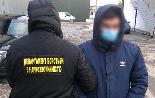 У Києві затримали наркокур'єра, який зберігав кокаїн в орендованому гаражі і працював за біткоіни