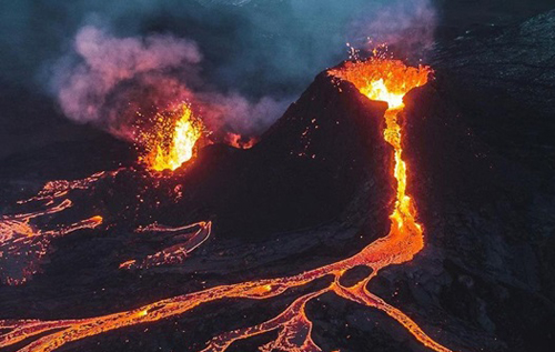 В Исландии фотограф расплавил свой дрон, чтобы снять извержение вулкана максимально близко. ВИДЕО