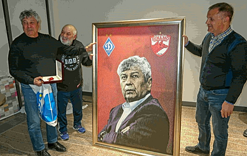 Ультрас румынского "Динамо" подарили Луческу его портрет на фоне имен 15 тысяч фанатов