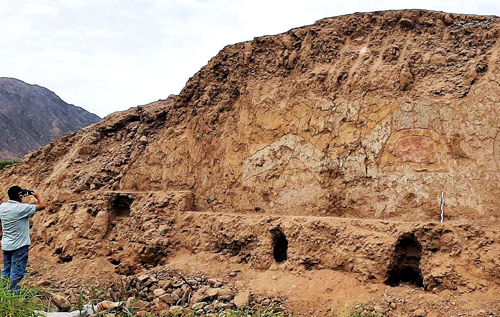 В Перу археологи обнаружили древнюю фреску с изображением бога-паука с ножом, которой более 3000 лет